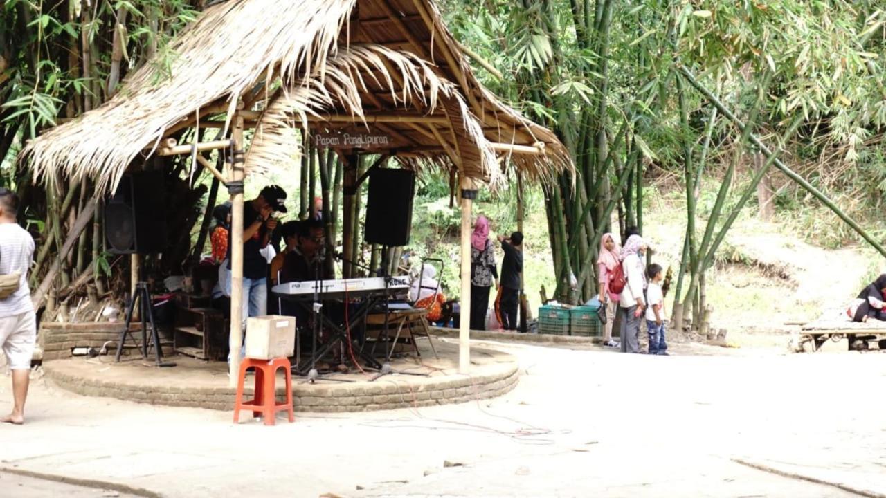 Kebon Pring Floating Resort&Market Bantul Bagian luar foto